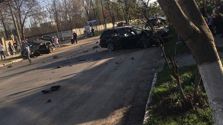 ACCIDENT GRAV la Ungheni. Două maşini s-au ciocnit violent. Două ambulanţe, la faţa locului (FOTO)