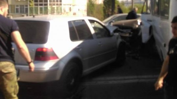 ACCIDENT ÎN LANŢ în Capitală. Maşini, un troleibuz şi un microbuz de linie s-au ciocnit. Poliţia, ambulanţa, la faţa locului (VIDEO/FOTO)  