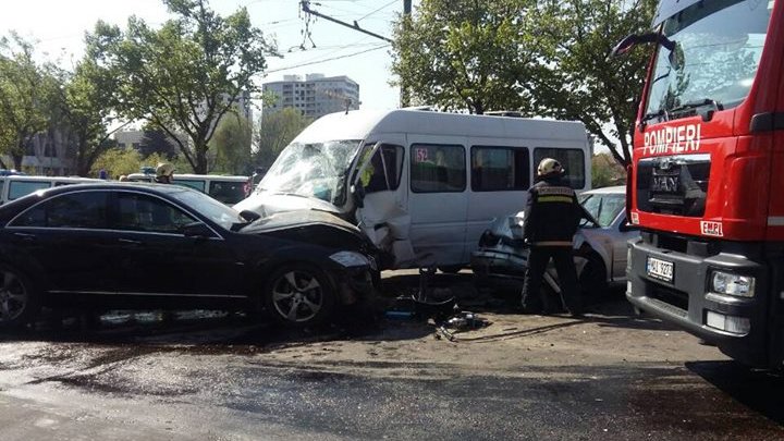 ACCIDENT ÎN LANŢ în Capitală. Maşini, un troleibuz şi un microbuz de linie s-au ciocnit. Poliţia, ambulanţa, la faţa locului (VIDEO/FOTO)  