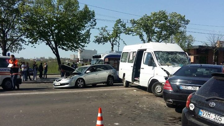 ACCIDENT ÎN LANŢ în Capitală. Maşini, un troleibuz şi un microbuz de linie s-au ciocnit. Poliţia, ambulanţa, la faţa locului (VIDEO/FOTO)  