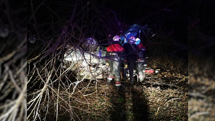 TRAGEDIE în a doua zi de Paşte. Un tânăr din Nihoreni a murit, după ce s-a izbit cu maşina într-un copac (IMAGINI DE GROAZĂ)