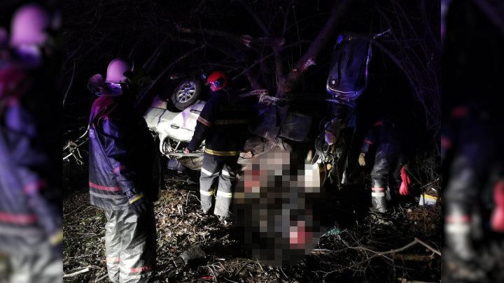 TRAGEDIE în a doua zi de Paşte. Un tânăr din Nihoreni a murit, după ce s-a izbit cu maşina într-un copac (IMAGINI DE GROAZĂ)