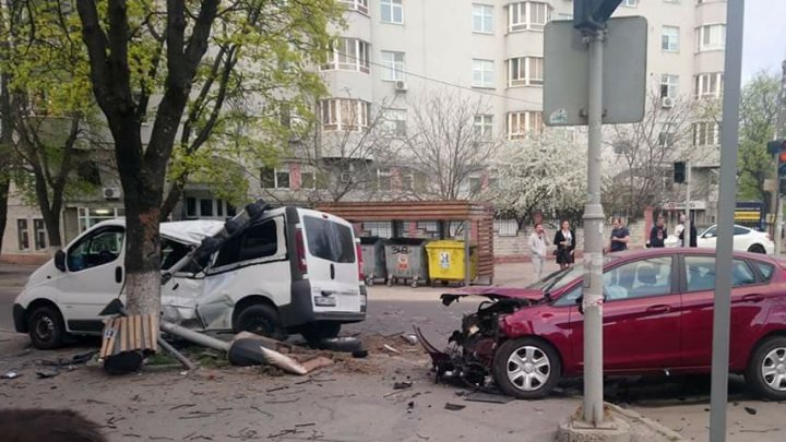 Accident în Capitală, provocat de un şofer care a trecut la roşu. Două maşini, făcute ZOB (FOTO)