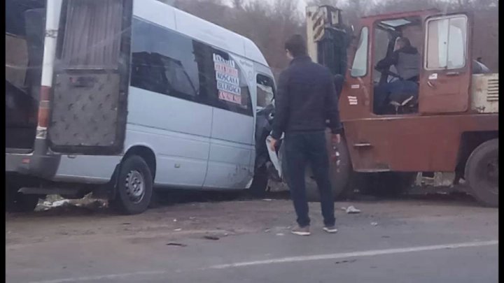 Microbuz de pe ruta Varniţa - Chişinău, implicat într-un GRAV ACCIDENT. Un tânăr de 22 de ani a murit, alte 16 persoane rănite (FOTO)