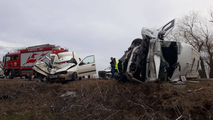 Microbuz de pe ruta Varniţa - Chişinău, implicat într-un GRAV ACCIDENT. Un tânăr de 22 de ani a murit, alte 16 persoane rănite (FOTO)