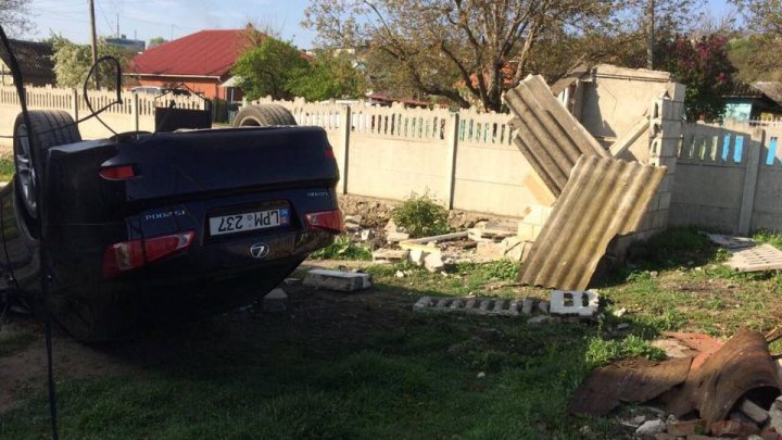 Prima maşină zburătoare din Moldova. Un Lexus a aterizat într-o curte din Hânceşti (FOTO)