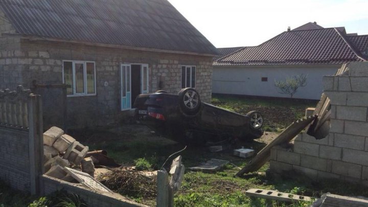 Prima maşină zburătoare din Moldova. Un Lexus a aterizat într-o curte din Hânceşti (FOTO)