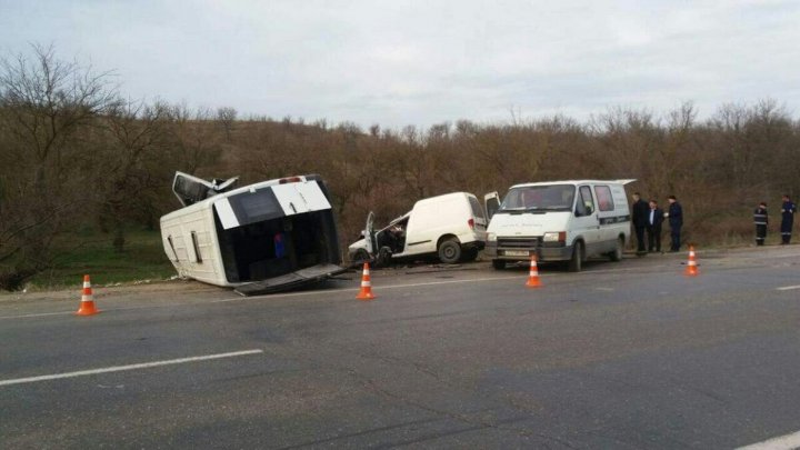 Microbuz de pe ruta Varniţa - Chişinău, implicat într-un GRAV ACCIDENT. Un tânăr de 22 de ani a murit, alte 16 persoane rănite (FOTO)