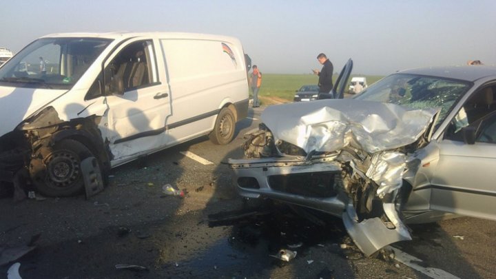 ACCIDENT GRAV pe o stradă din România. Cinci pompieri au ajuns la spital