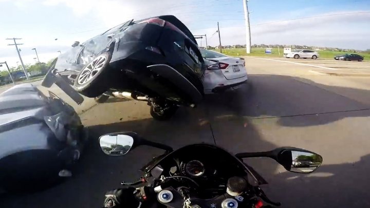 Un motociclist a fost la un pas să-şi filmeze propria moarte. Ce s-a întâmplat la o intersecţie din California (VIDEO)