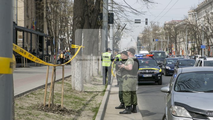 ALERTA CU BOMBĂ la o bancă din centrul Capitalei, FALSĂ. Poliția și geniștii, la faţa locului (FOTO)