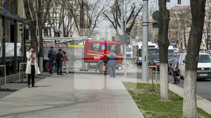 ALERTA CU BOMBĂ la o bancă din centrul Capitalei, FALSĂ. Poliția și geniștii, la faţa locului (FOTO)