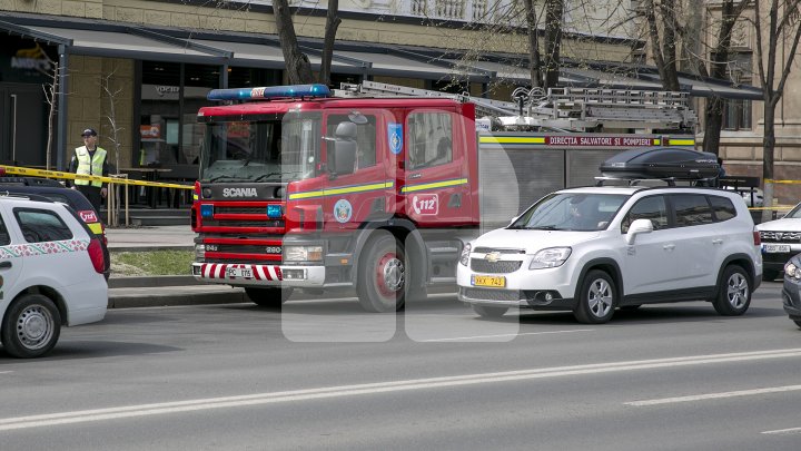 ALERTA CU BOMBĂ la o bancă din centrul Capitalei, FALSĂ. Poliția și geniștii, la faţa locului (FOTO)