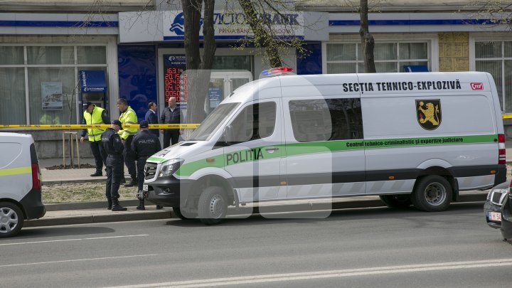 ALERTA CU BOMBĂ la o bancă din centrul Capitalei, FALSĂ. Poliția și geniștii, la faţa locului (FOTO)