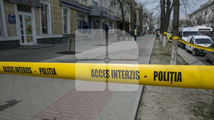 ALERTA CU BOMBĂ la o bancă din centrul Capitalei, FALSĂ. Poliția și geniștii, la faţa locului (FOTO)