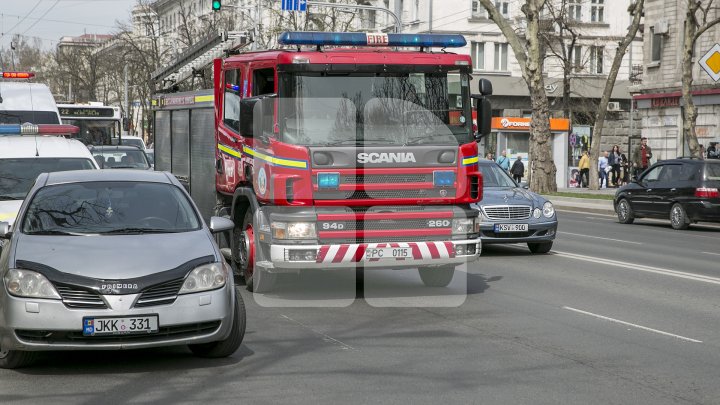 ALERTA CU BOMBĂ la o bancă din centrul Capitalei, FALSĂ. Poliția și geniștii, la faţa locului (FOTO)