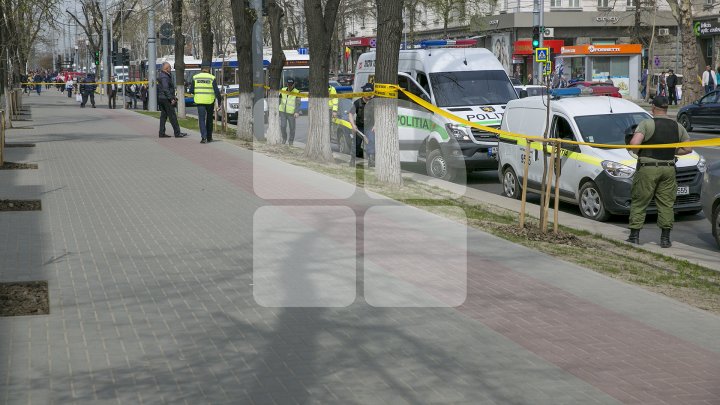 ALERTA CU BOMBĂ la o bancă din centrul Capitalei, FALSĂ. Poliția și geniștii, la faţa locului (FOTO)