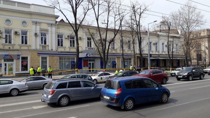 ALERTA CU BOMBĂ la o bancă din centrul Capitalei, FALSĂ. Poliția și geniștii, la faţa locului (FOTO)