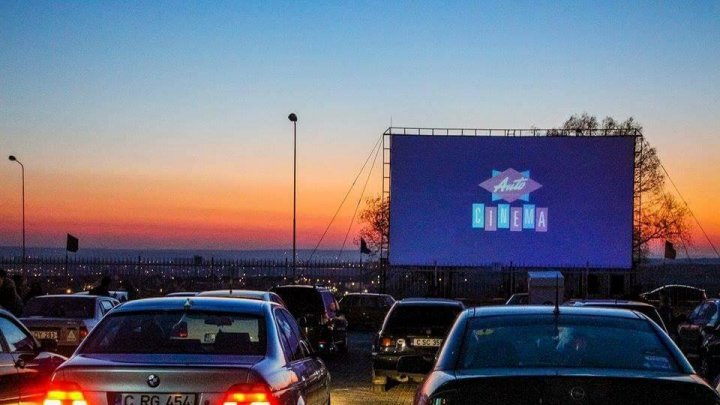 Auto Cinema a dat startul unui nou sezon. Iubitorii de a privi filme sub clar de lună le pot viziona din propria mașină