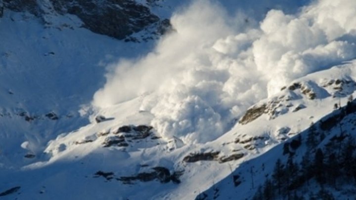 SPECTACOL IMPRESIONANT: Imagini incredibile cu o avalanșă foarte mare în Franţa