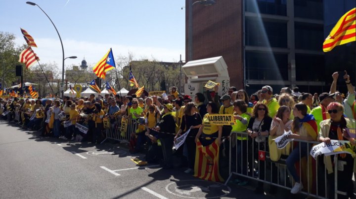 Mii de oameni au ieşit pe străzile din Barcelona pentru a cere eliberarea liderilor separatişti catalani