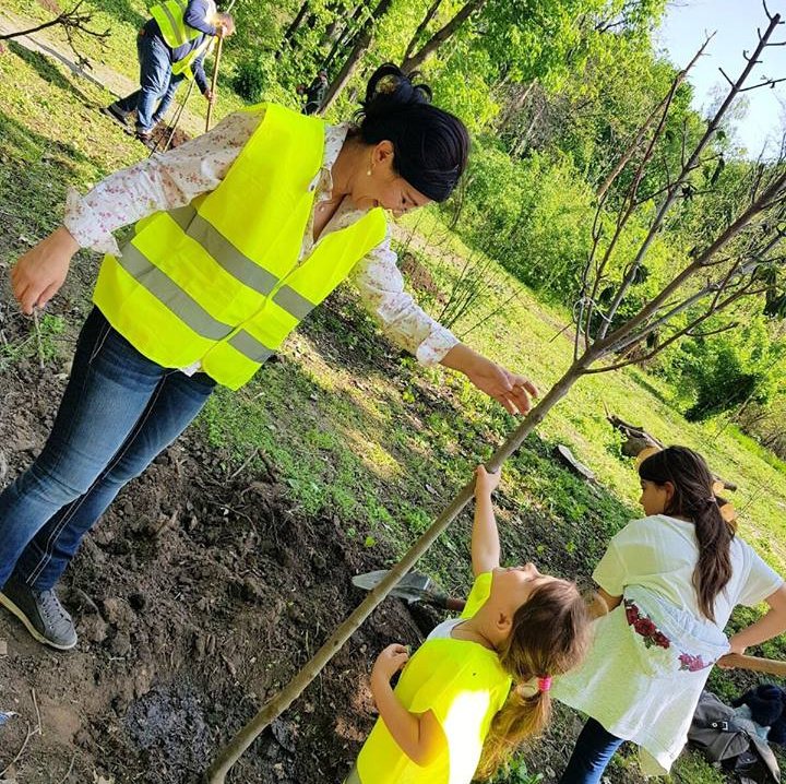 "Iubim Chişinăul!" Silvia Radu împreună cu soţul şi copiii lor au plantat copaci în parcul Valea Trandafirilor (FOTO) 