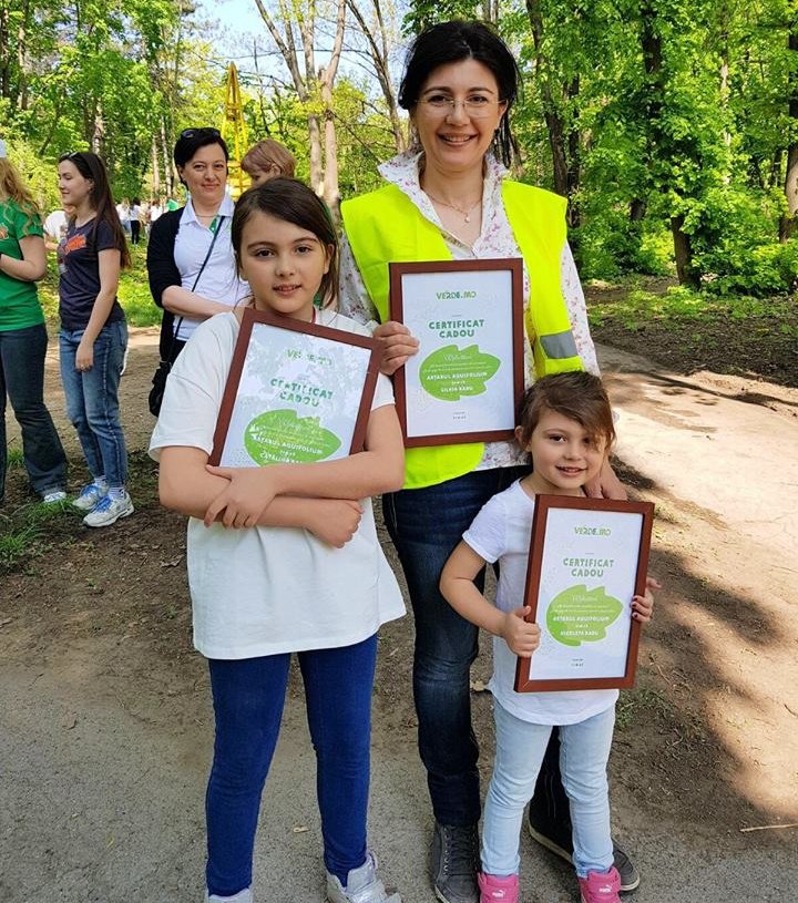 "Iubim Chişinăul!" Silvia Radu împreună cu soţul şi copiii lor au plantat copaci în parcul Valea Trandafirilor (FOTO) 