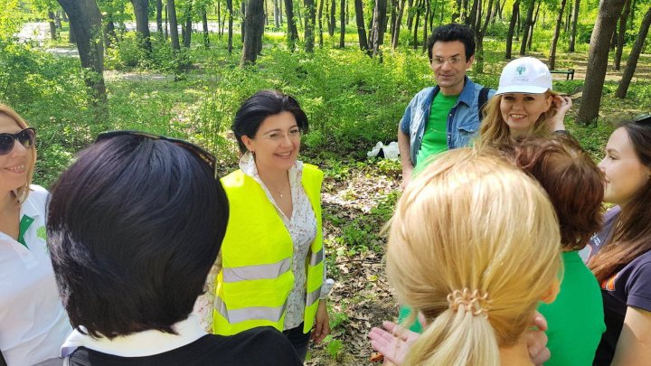 "Iubim Chişinăul!" Silvia Radu împreună cu soţul şi copiii lor au plantat copaci în parcul Valea Trandafirilor (FOTO) 