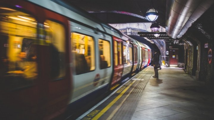 Incident extrem de grav în România. Un bărbat a scos pistolul într-o stație de metrou