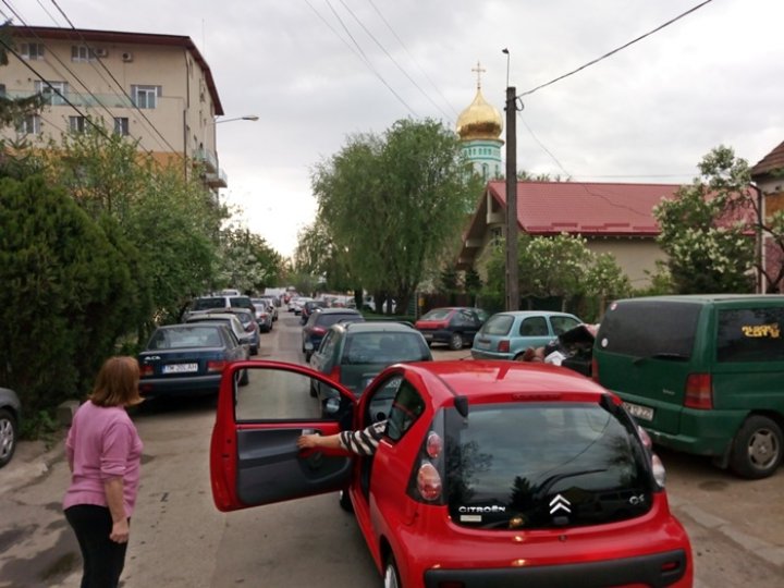 Praful saharian a provocat urlete şi înjurături la Timişoara. Zeci de maşini au rămas blocate pe o stradă (VIDEO)