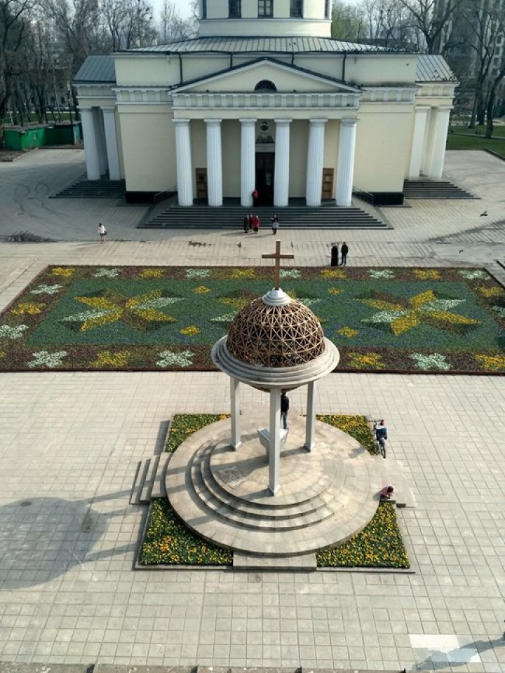 Silvia Radu: Covor din flori autentic moldovenesc, amenajat în Scuarul Catedralei. Ar fi frumos să avem o tradiţie (FOTO)