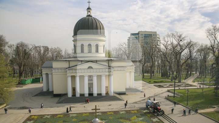 Silvia Radu: Covor din flori autentic moldovenesc, amenajat în Scuarul Catedralei. Ar fi frumos să avem o tradiţie (FOTO)