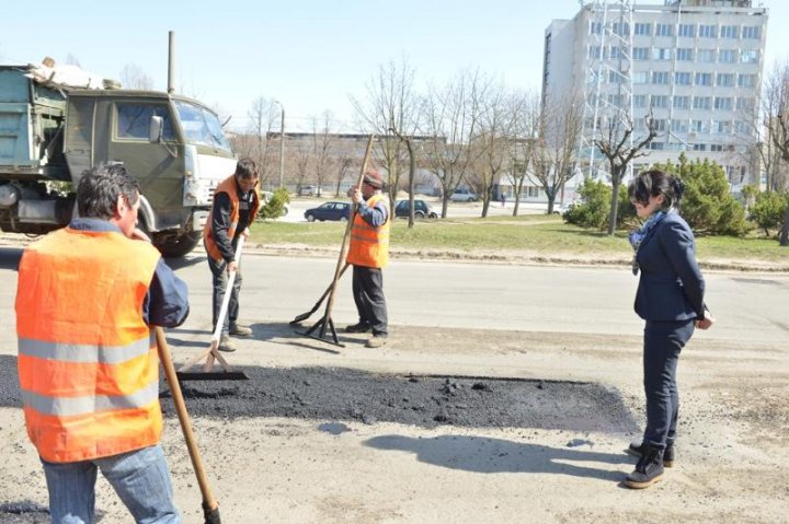 Silvia Radu despre lucrările de reparaţie a străzilor: Am dorit să văd situaţia din teren şi să mă asigur personal că lucrările au demarat într-un mod corespunzător