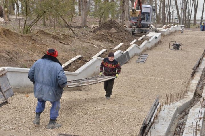 Lucrările de reparaţie a scărilor din parcul Valea Morilor, continuă. Vor fi iluminate, iar spațiul din jur va fi înverzit