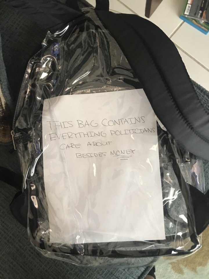 Noi reforme în SUA. Elevii din oraşul Parkland sunt obligaţi să poarte genţi transparente