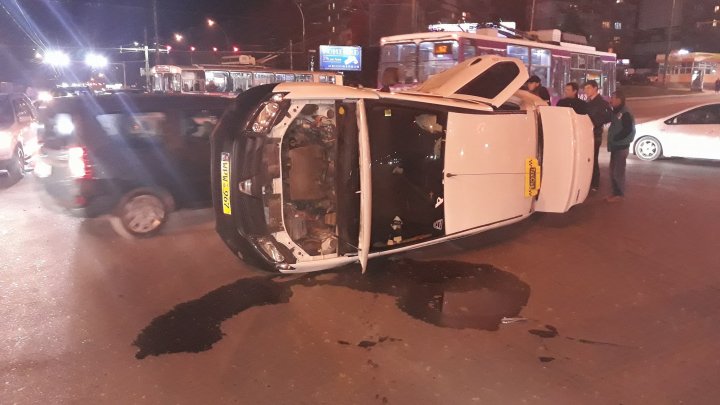 ACCIDENT GRAV în sectorul Botanica al Capitalei. O maşină RĂSTURNATĂ pe stradă (FOTO)