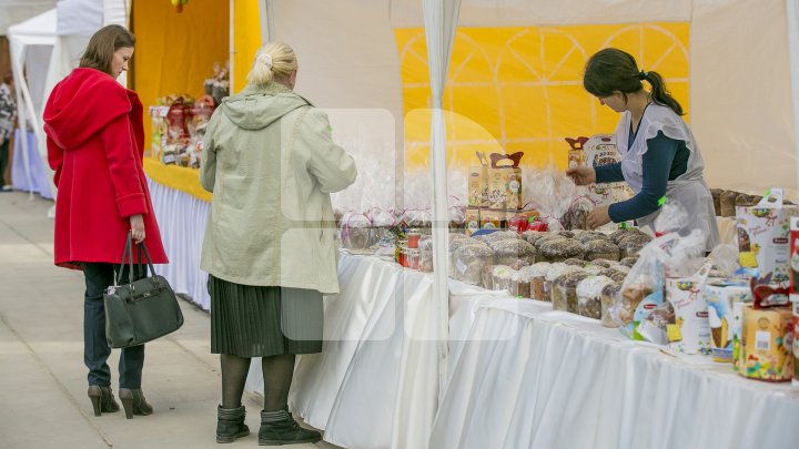 Bunătăţi la Târgul de Paşte amenjat în scuarul Catedralei mitropolitane. Zeci de oameni au cumpărat cozonaci şi pască