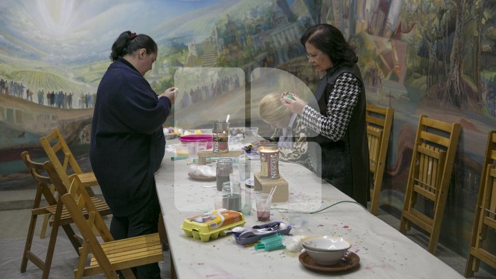 Decorațiuni INEDITE şi tehnici vechi de încondeiere a ouălor pascale. Atelierul, organizat la Muzeul Național de Etnografie (FOTOREPORT)