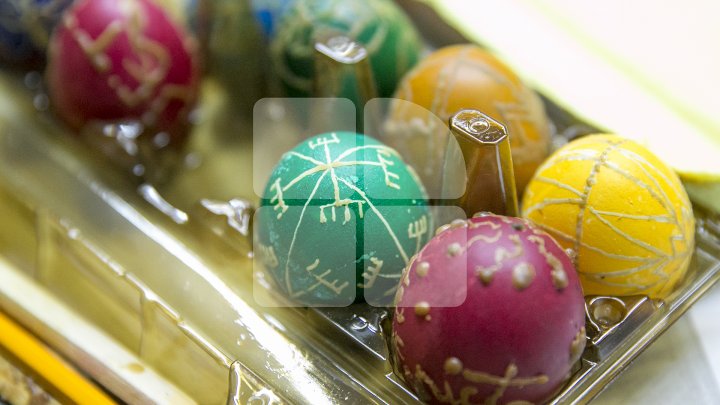 Decorațiuni INEDITE şi tehnici vechi de încondeiere a ouălor pascale. Atelierul, organizat la Muzeul Național de Etnografie (FOTOREPORT)