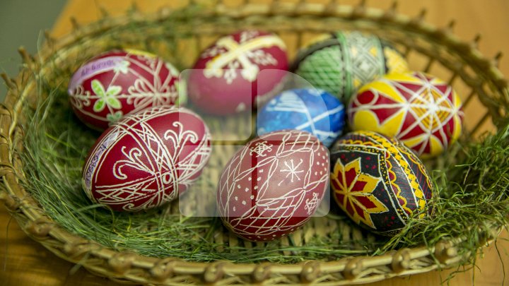 Decorațiuni INEDITE şi tehnici vechi de încondeiere a ouălor pascale. Atelierul, organizat la Muzeul Național de Etnografie (FOTOREPORT)