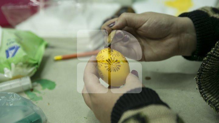 Decorațiuni INEDITE şi tehnici vechi de încondeiere a ouălor pascale. Atelierul, organizat la Muzeul Național de Etnografie (FOTOREPORT)