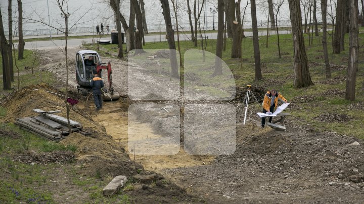 Lucrările de reparaţie a scărilor din parcul Valea Morilor, continuă. Vor fi iluminate, iar spațiul din jur va fi înverzit