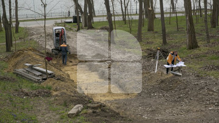 Lucrările de reparaţie a scărilor din parcul Valea Morilor, continuă. Vor fi iluminate, iar spațiul din jur va fi înverzit