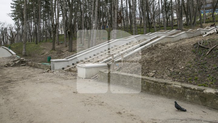 Lucrările de reparaţie a scărilor din parcul Valea Morilor, continuă. Vor fi iluminate, iar spațiul din jur va fi înverzit