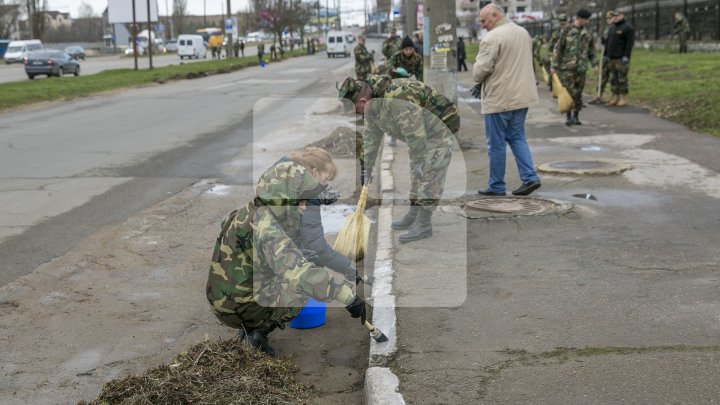 Doi miniştri din Guvernul Filip au fost văzuţi cum au făcut curăţenie pe străzile Capitalei (FOTO)