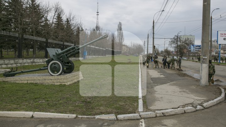 Doi miniştri din Guvernul Filip au fost văzuţi cum au făcut curăţenie pe străzile Capitalei (FOTO)