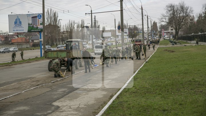 Doi miniştri din Guvernul Filip au fost văzuţi cum au făcut curăţenie pe străzile Capitalei (FOTO)