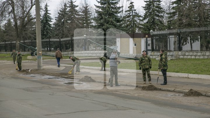 Zeci de militari ai Armatei Naţionale au făcut curat în cartierul Schinoasa din Capitală (FOTO)