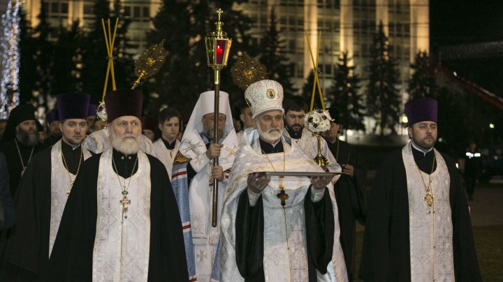 LUMINA SFÂNTĂ a ajuns la Chișinău. Sărbători fericite! Hristos a înviat (FOTOREPORT)