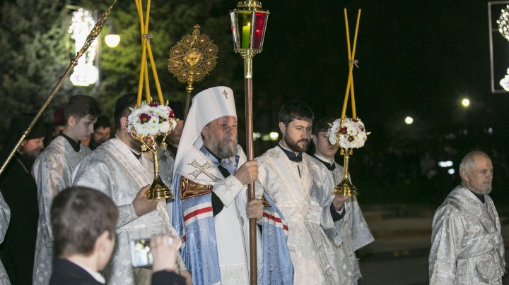 LUMINA SFÂNTĂ a ajuns la Chișinău. Sărbători fericite! Hristos a înviat (FOTOREPORT)